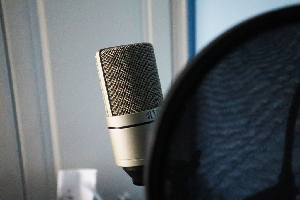 Microphone and pop shield